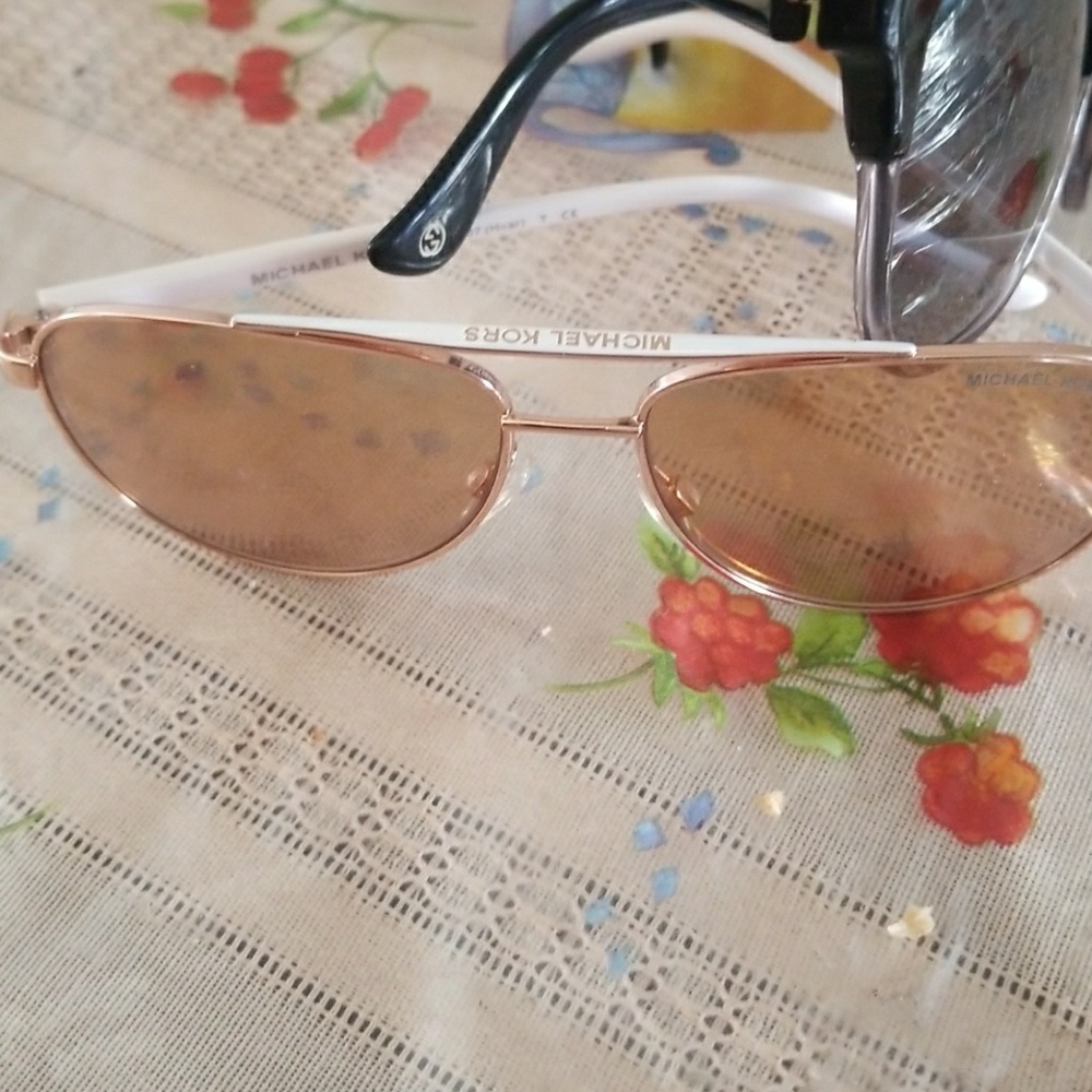 Glasses - Picture 2 of 6